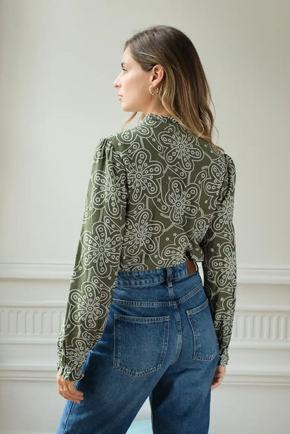 Camisa Verde Mujer con Bordados Florales y Cuello Mao Elegante - CHICA del Sur