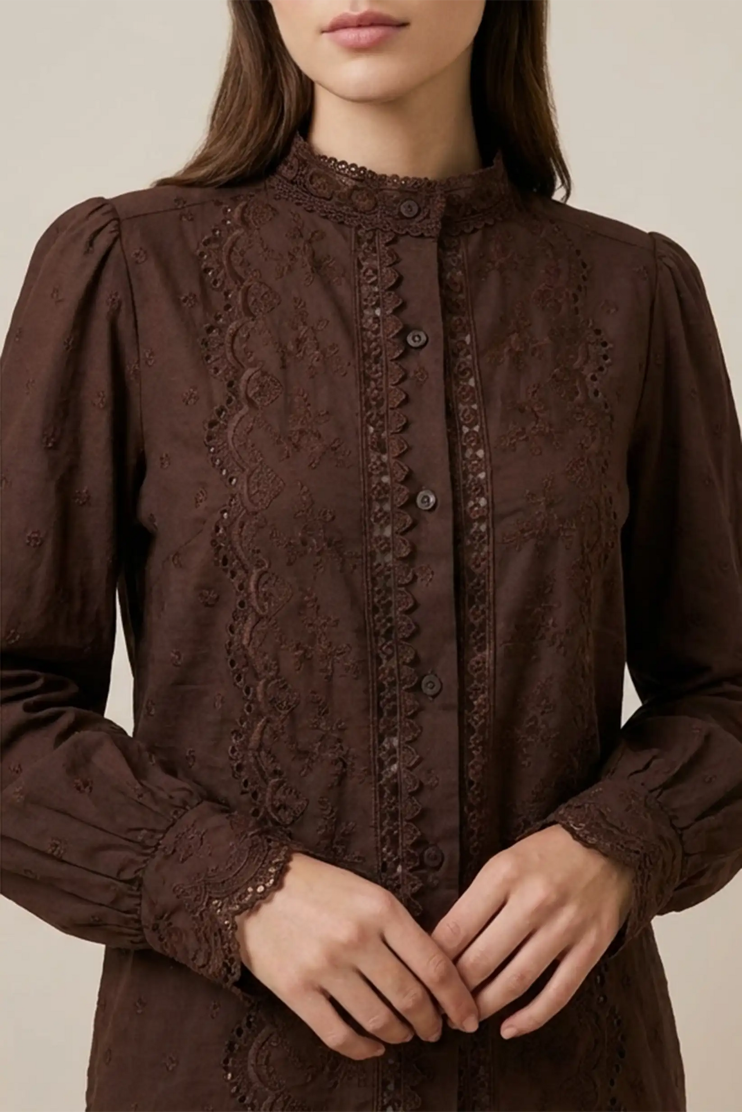Camisa mujer marrón chocolate con bordados y cuello alto, moda femenina CHICA del Sur