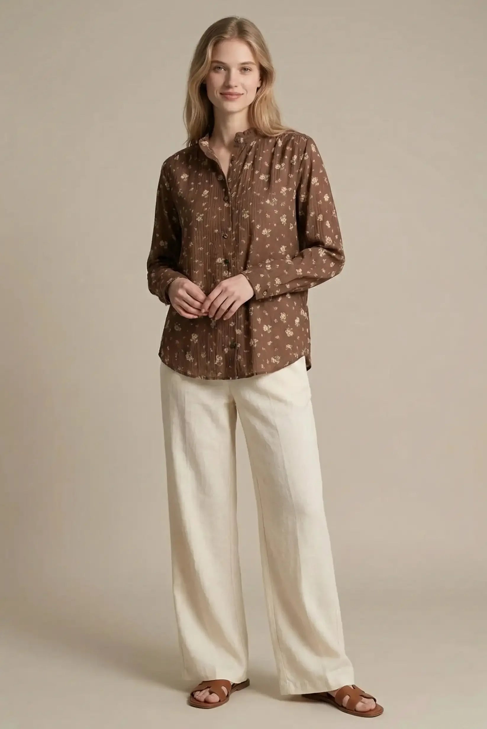 Camisa mujer marrón chocolate con bordados florales, look casual CHICA del Sur