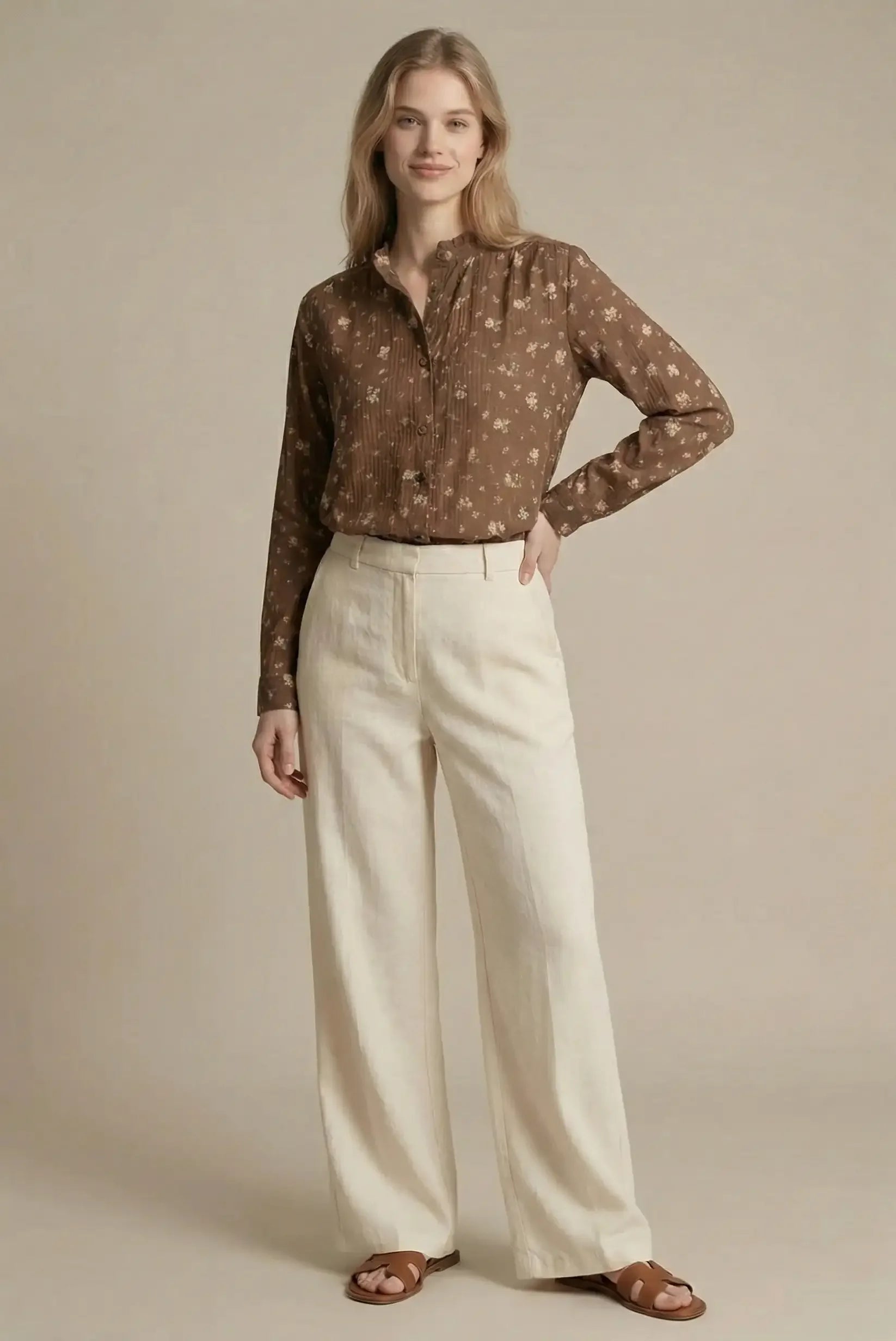 Mujer con camisa marrón chocolate bordada y pantalón beige, moda casual CHICA del Sur