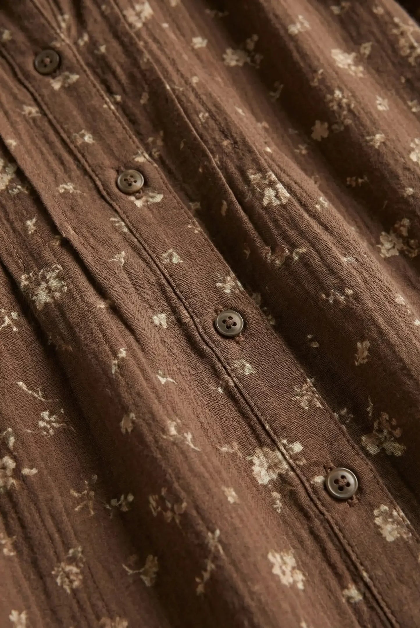 Detalle de camisa marrón chocolate mujer con botones y bordados florales, moda CHICA del Sur