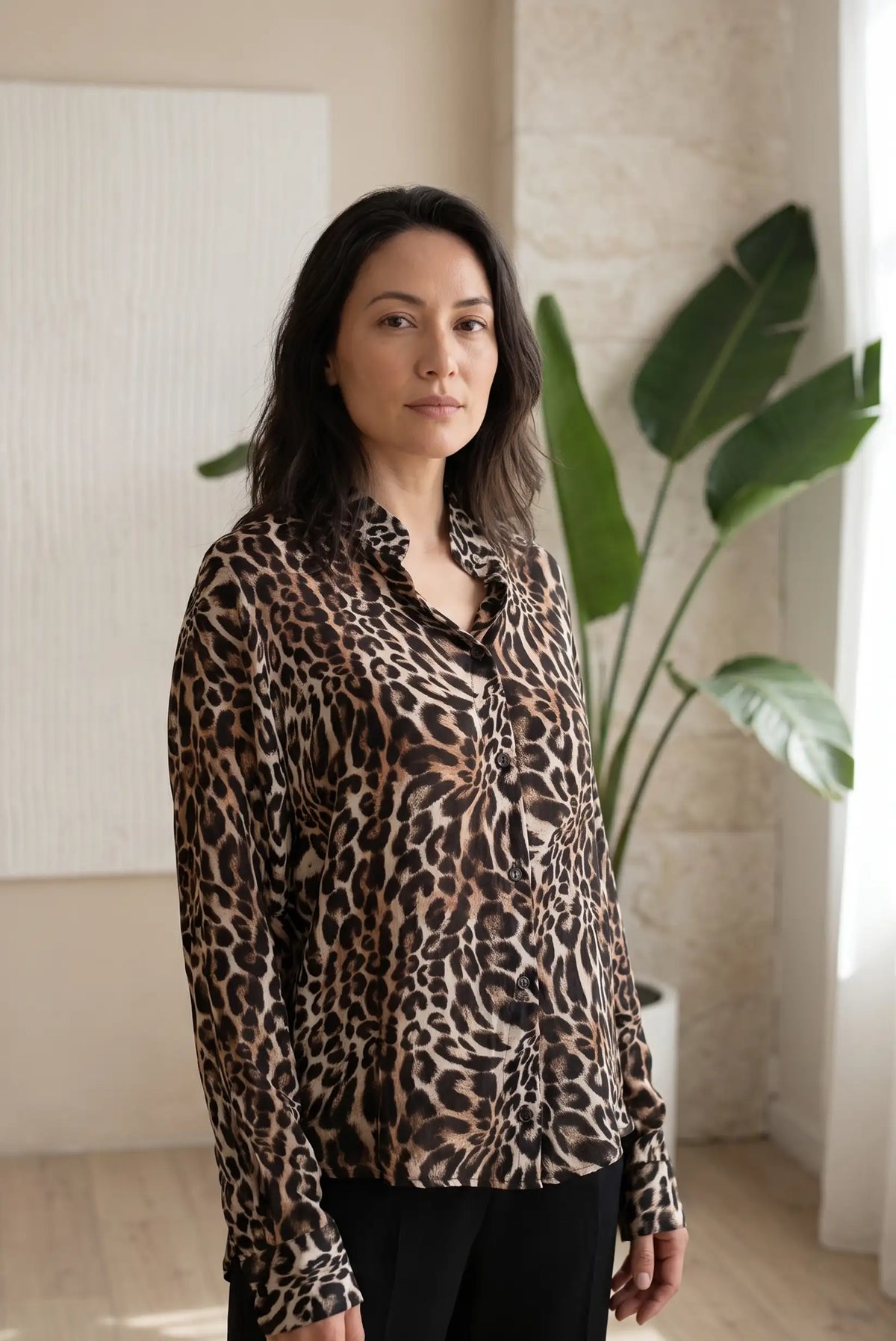 Mujer vistiendo camisa de animal print leopardo en marrón y beige de CHICA del Sur.