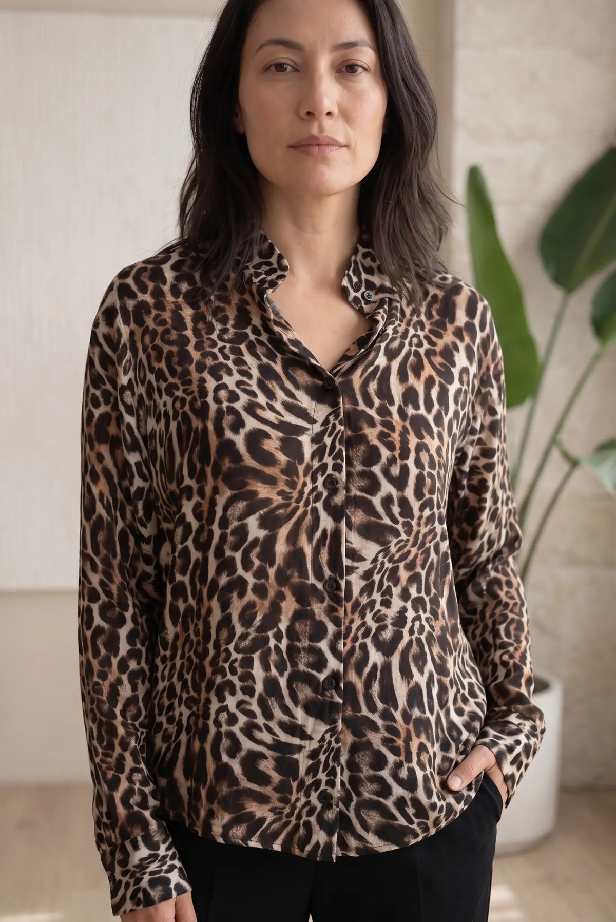 Mujer vistiendo camisa de animal print leopardo en marrón y beige de CHICA del Sur