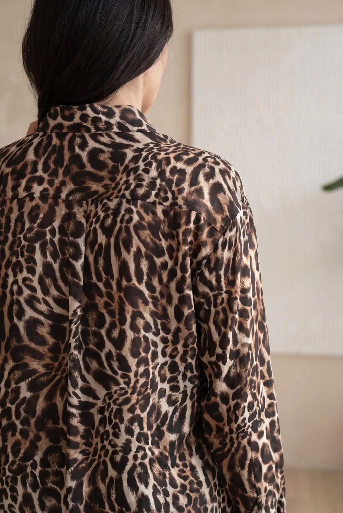 Detalle posterior de camisa de mujer con estampado de leopardo en tonos marrón y beige de CHICA del Sur
