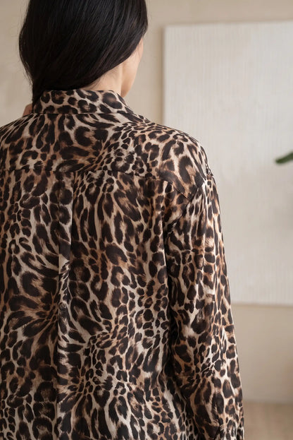 Detalle posterior de camisa de mujer con estampado de leopardo en tonos marrón y beige de CHICA del Sur