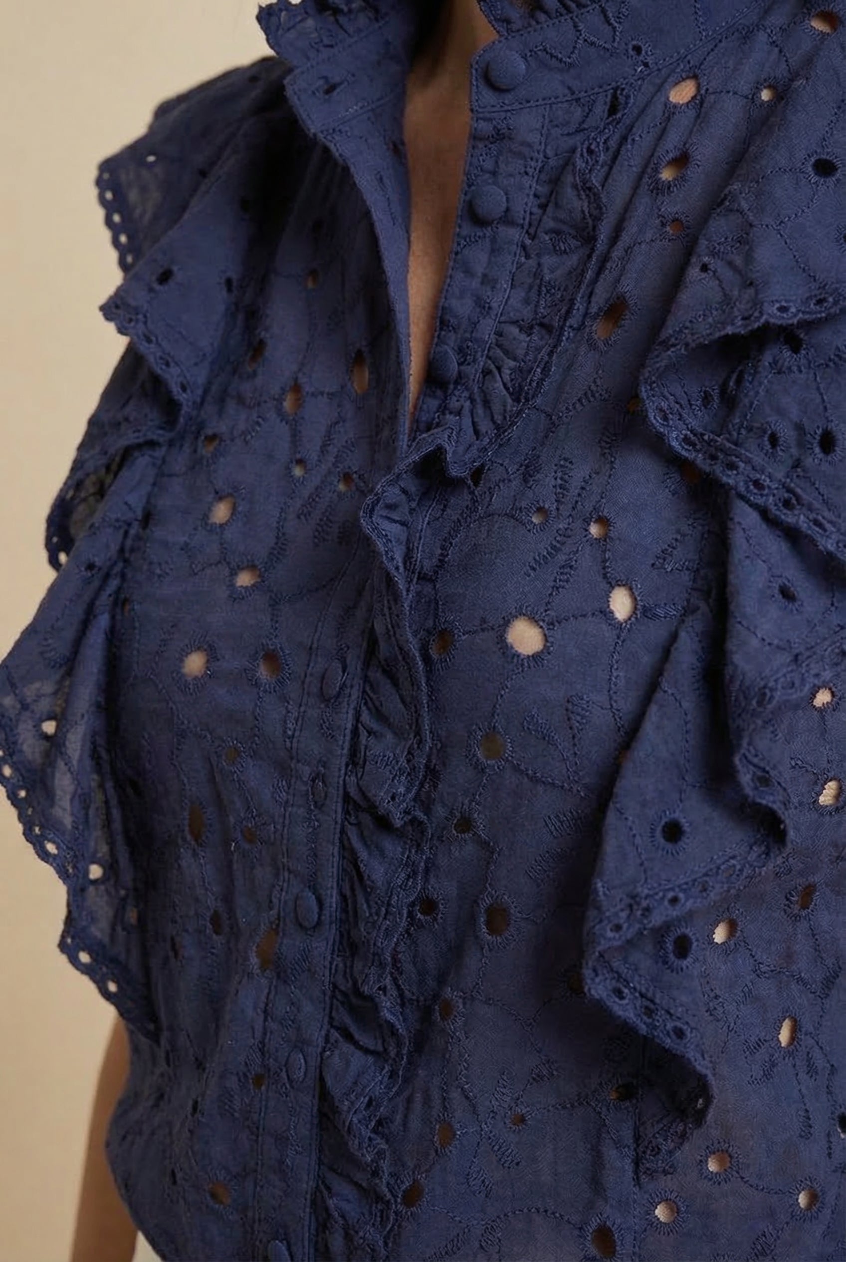 Camisa femenina azul marino de primavera con volantes y bordado calado