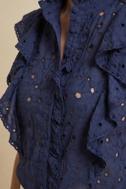 Camisa femenina azul marino de primavera con volantes y bordado calado