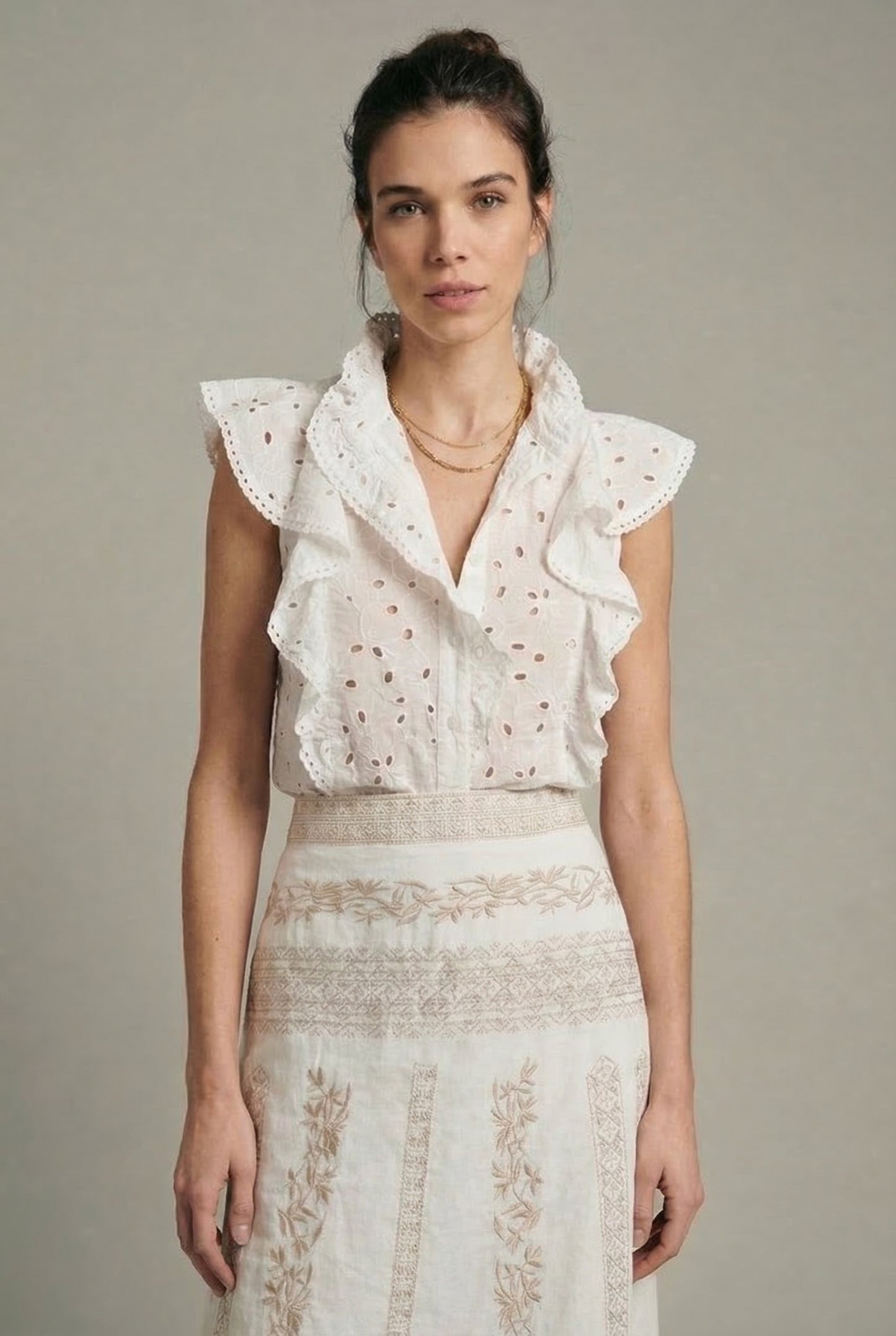 Camisa blanca mujer sin mangas con volantes y bordados, moda primavera casual elegante