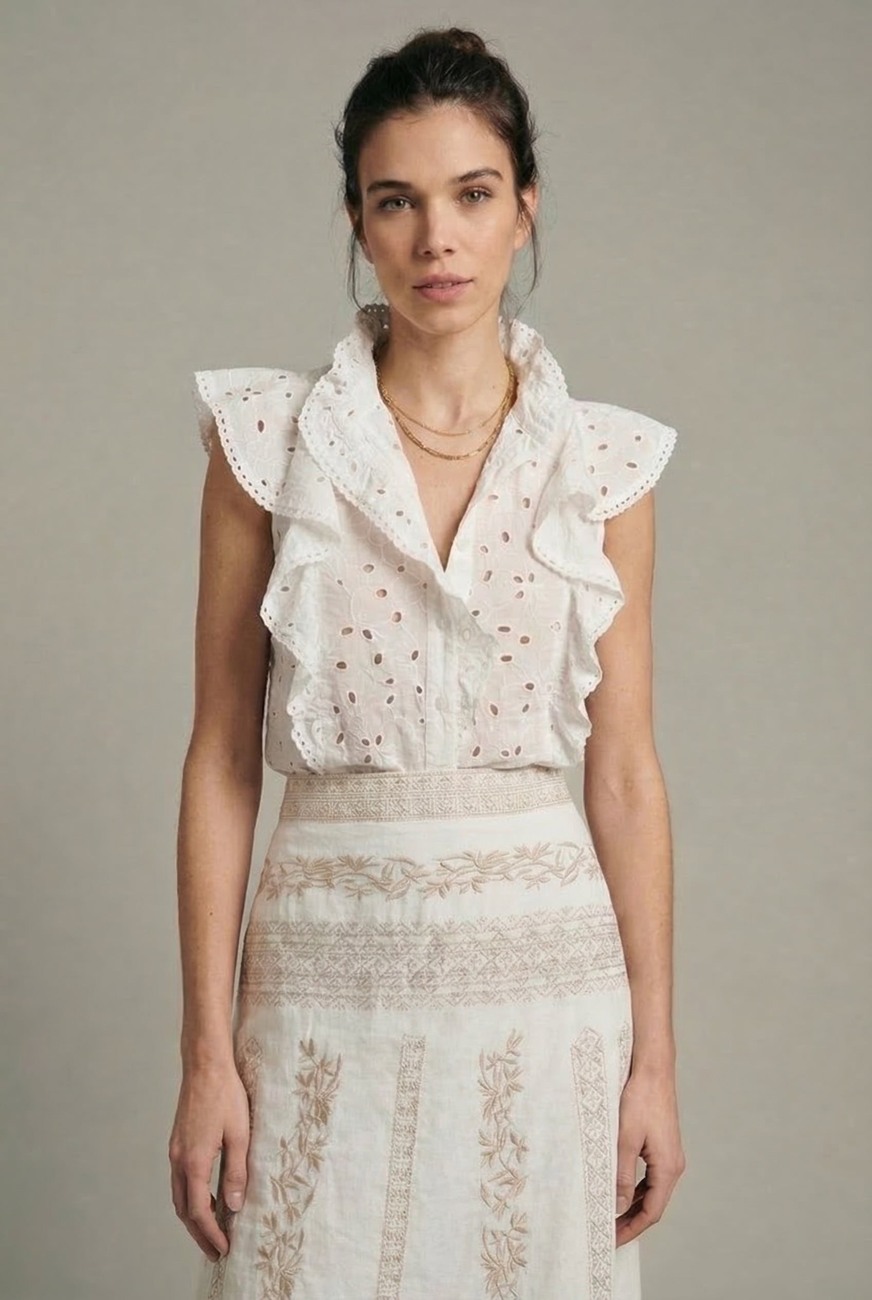 Camisa blanca mujer sin mangas con volantes y bordados, moda primavera casual elegante