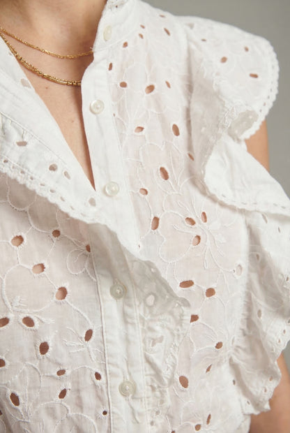 Camisa mujer blanca de primavera con bordado floral, botones y mangas con volantes
