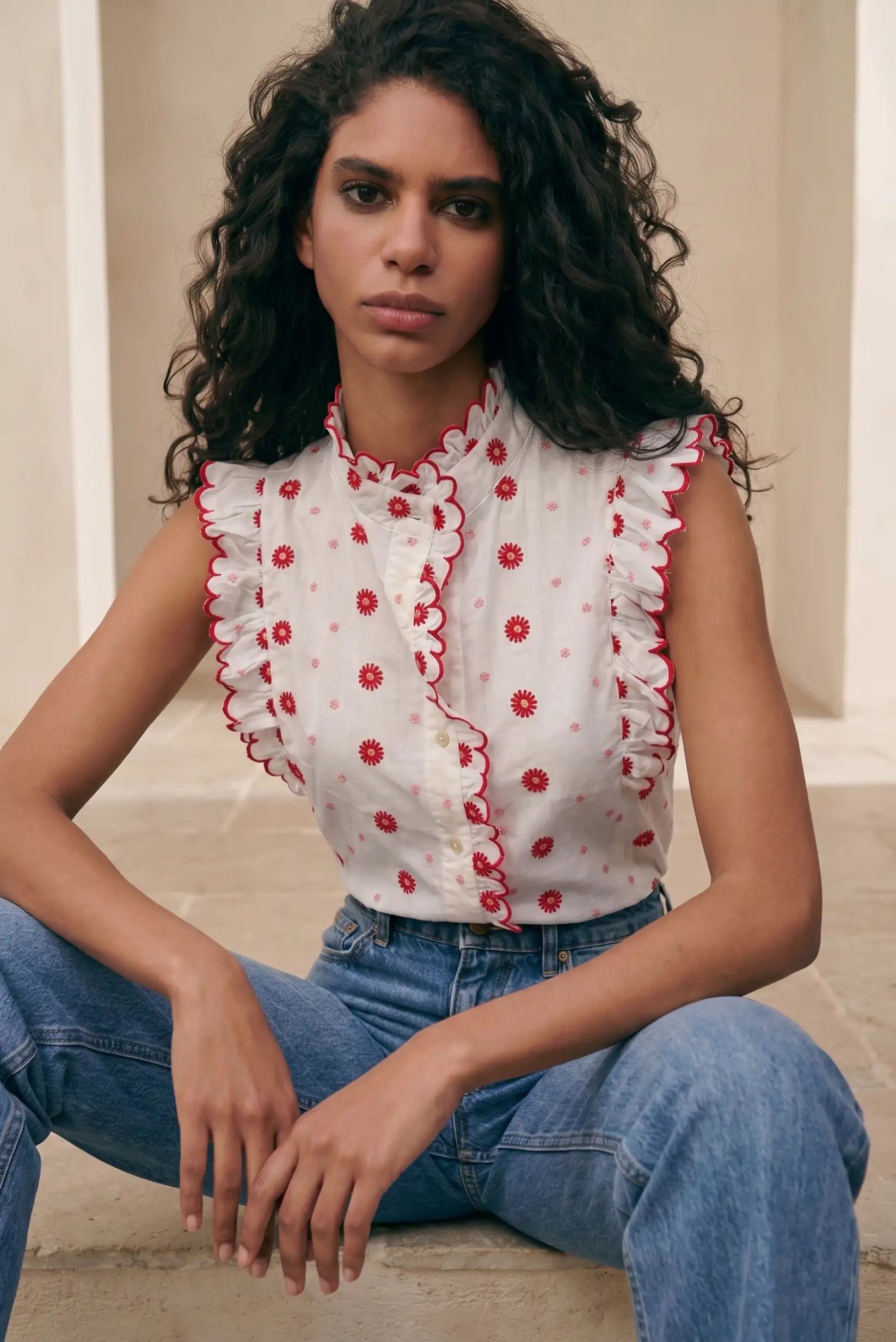 Camisa sin mangas blanca para mujer con bordados florales rojos y volantes, look casual