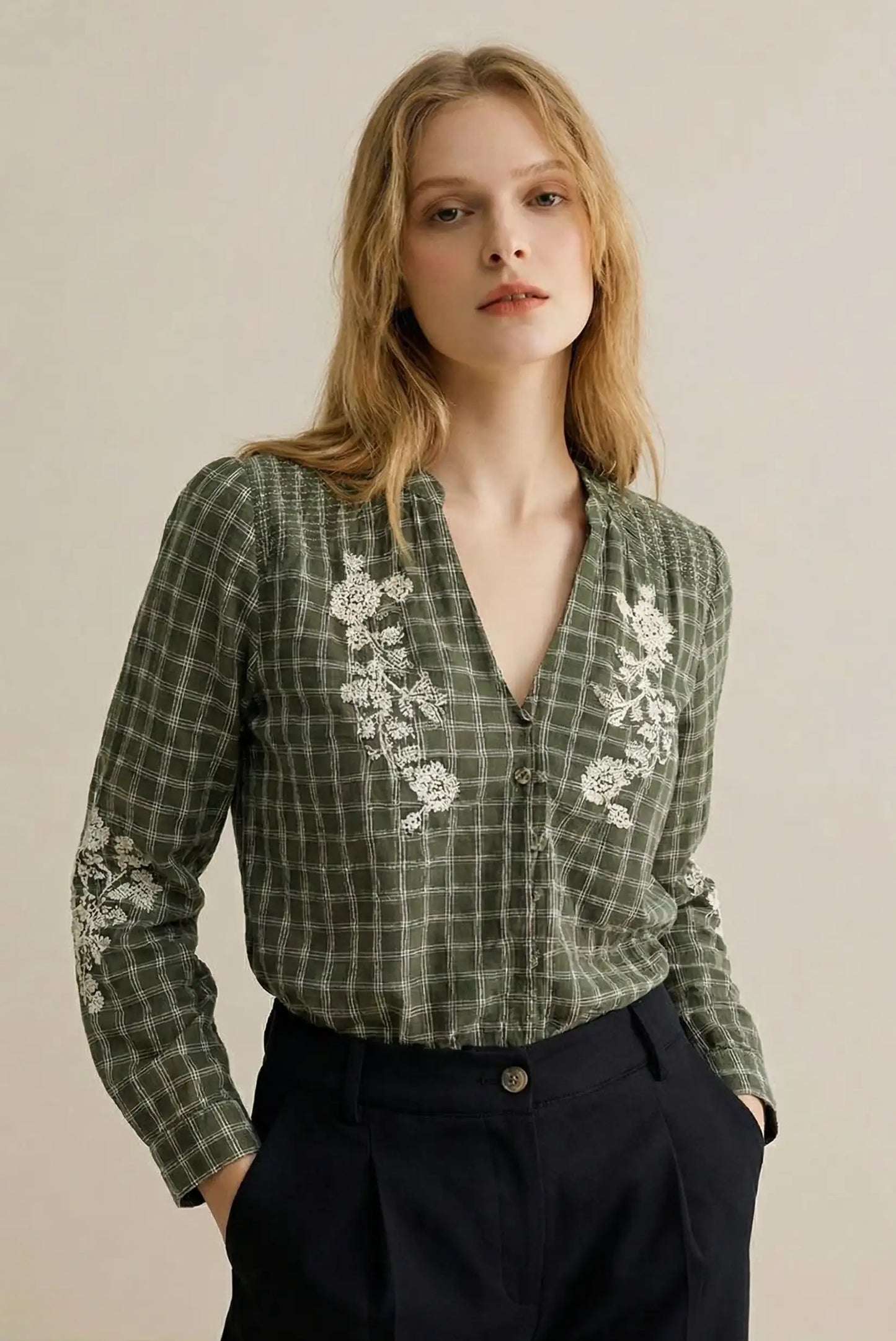 Mujer con camisa verde de cuadros y bordados florales blancos, moda primavera CHICA del Sur
