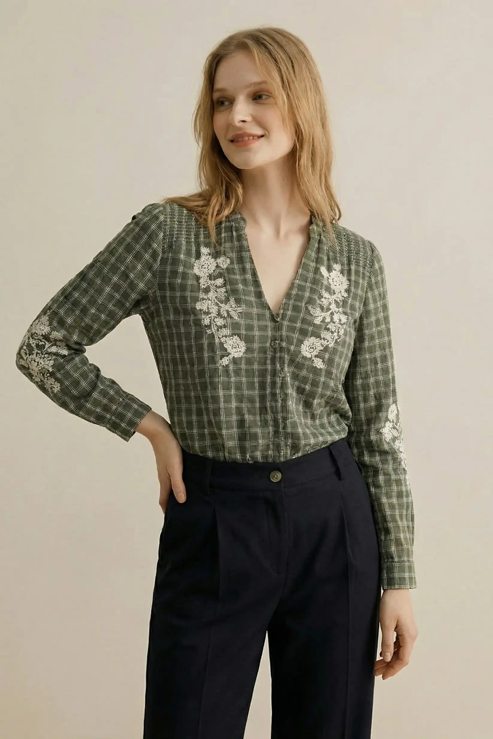 Camisa verde de mujer con bordados florales blancos, moda casual CHICA del Sur.