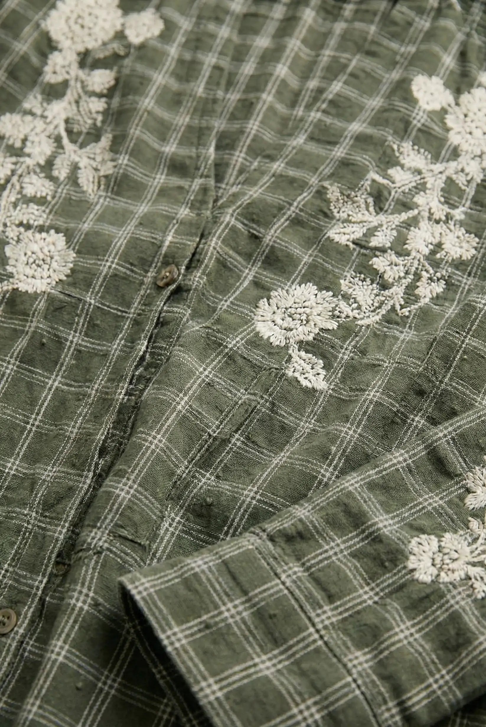 Camisa mujer verde de cuadros con bordados florales blancos, moda casual CHICA del Sur