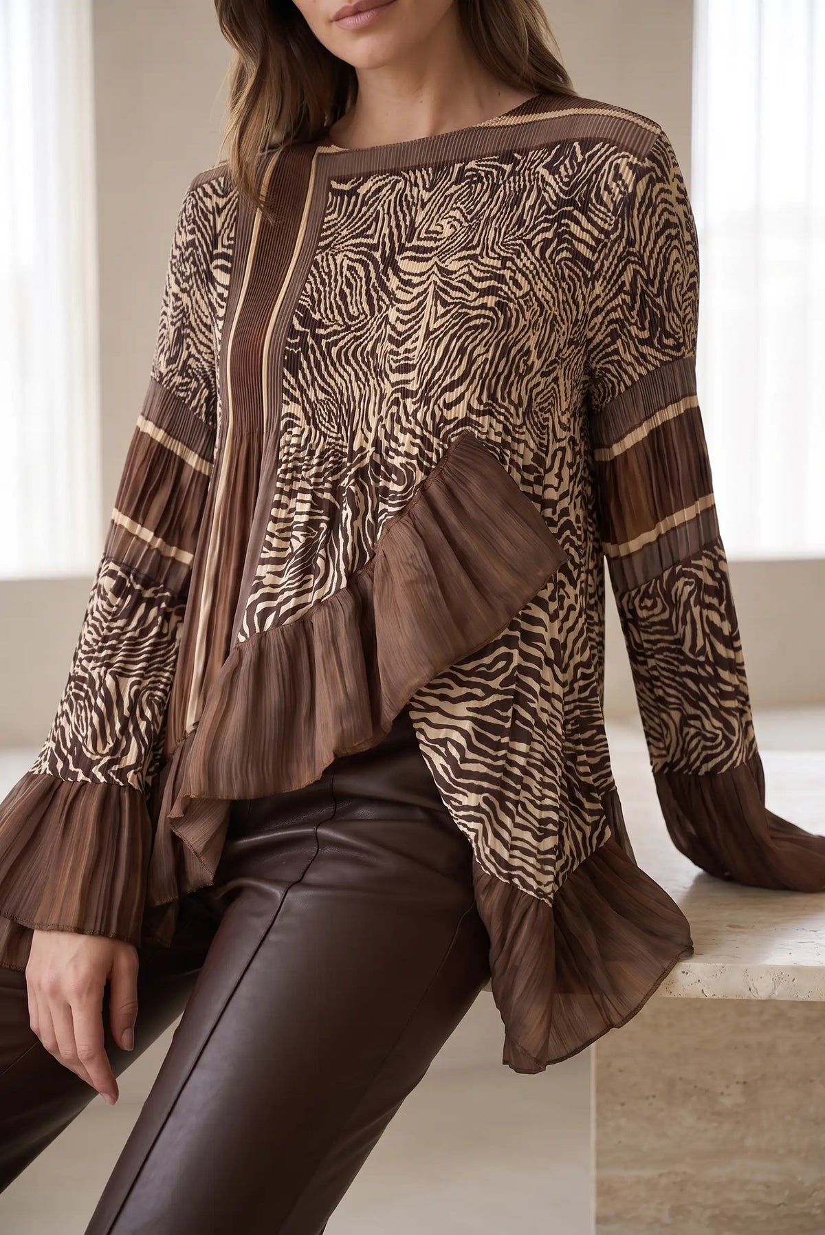 Camisa larga de mujer CHICA del Sur en marrón con estampado animal, volantes y plisados.