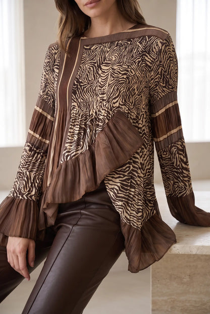 Camisa larga de mujer CHICA del Sur en marrón con estampado animal, volantes y plisados.