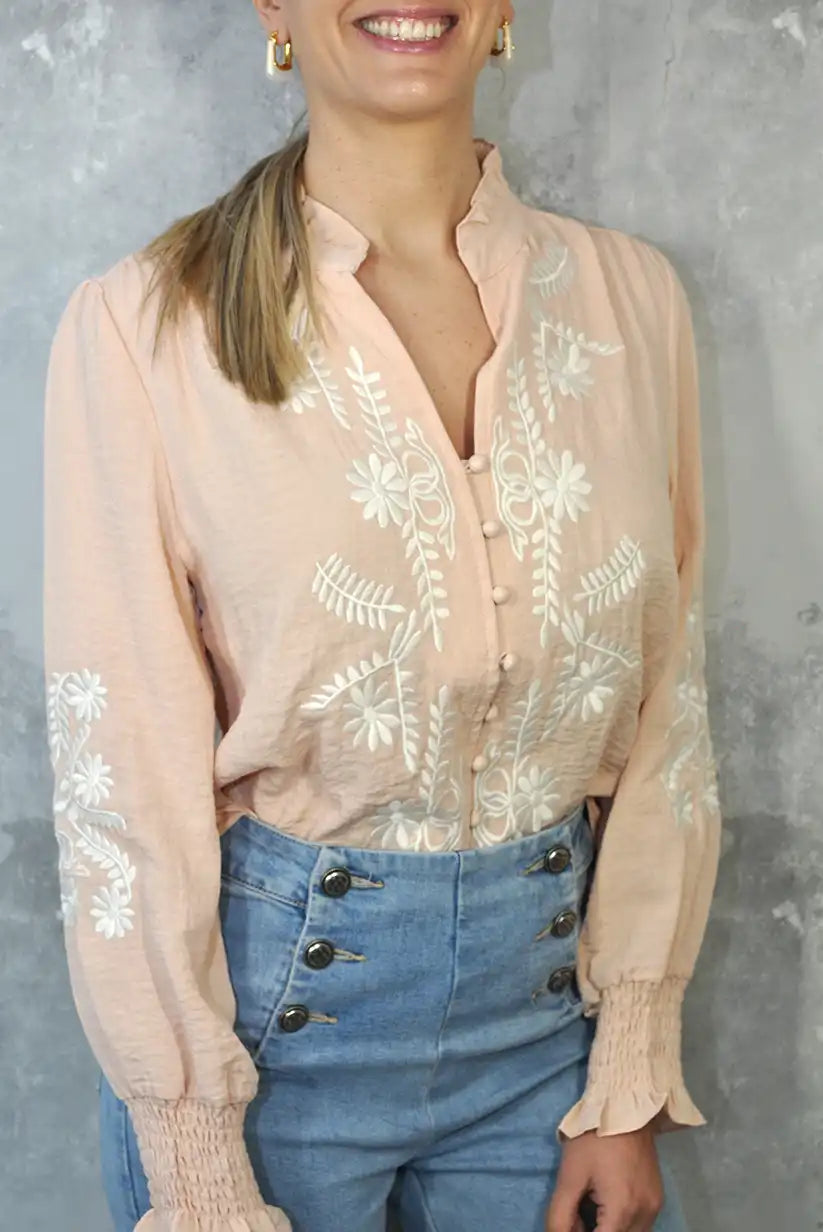 Camisa rosa empolvado con bordados blancos y cuello mao - CHICA del Sur