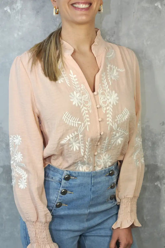 Camisa rosa empolvado con bordados blancos y cuello mao - CHICA del Sur