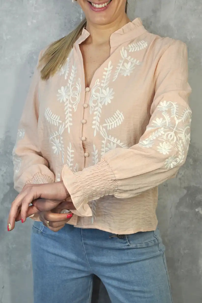 Camisa rosa empolvado con bordados blancos y cuello mao - CHICA del Sur