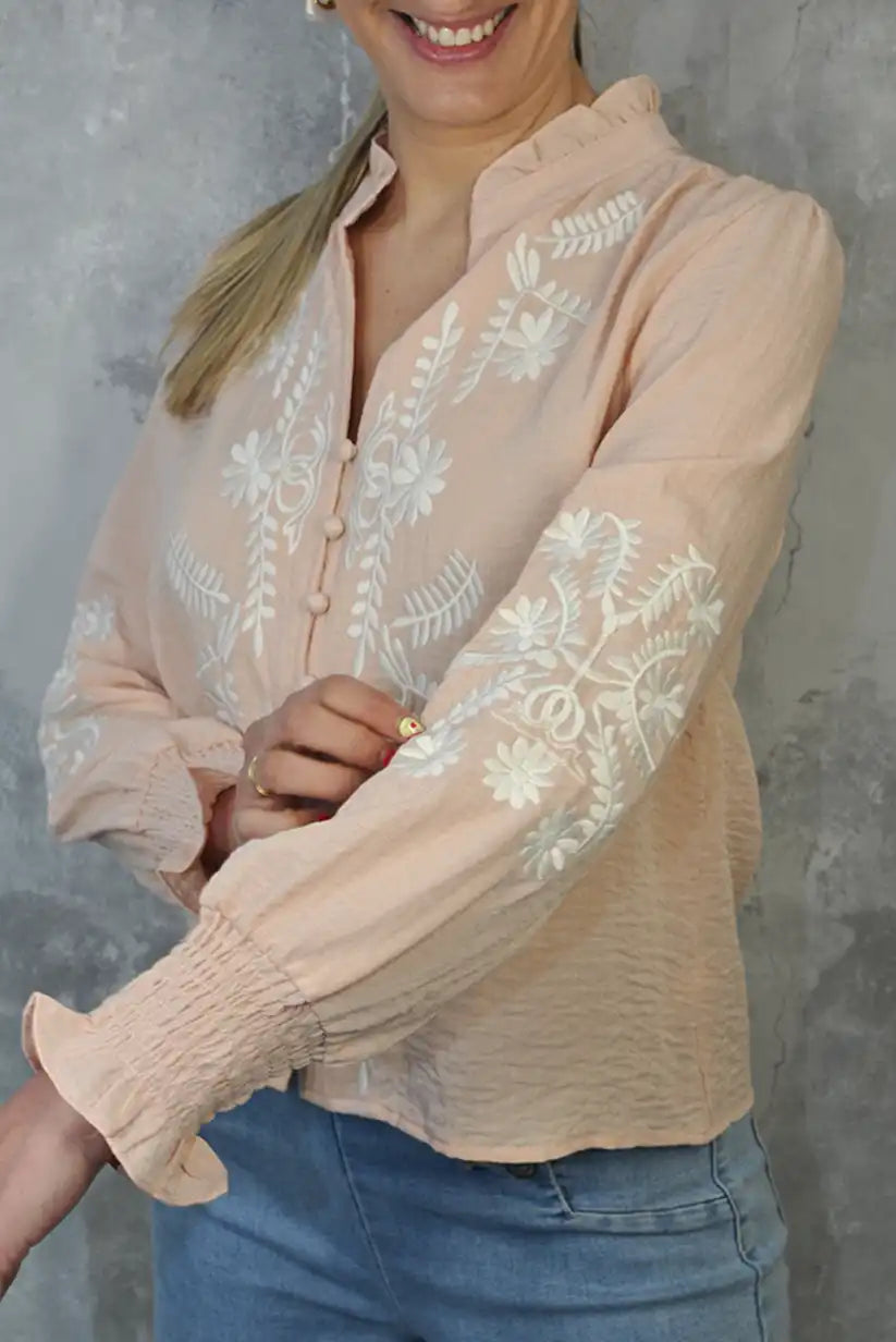 Camisa rosa empolvado con bordados blancos y cuello mao - CHICA del Sur
