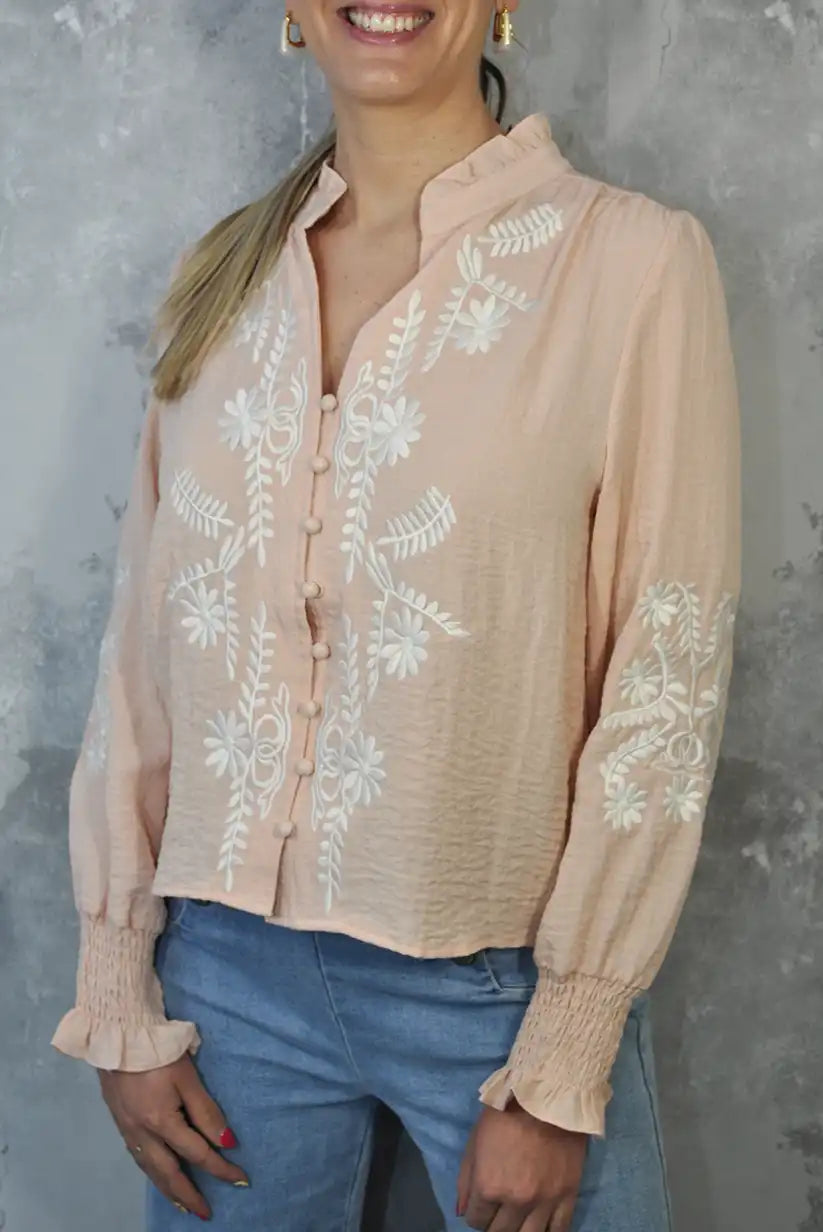 Camisa rosa empolvado con bordados blancos y cuello mao - CHICA del Sur