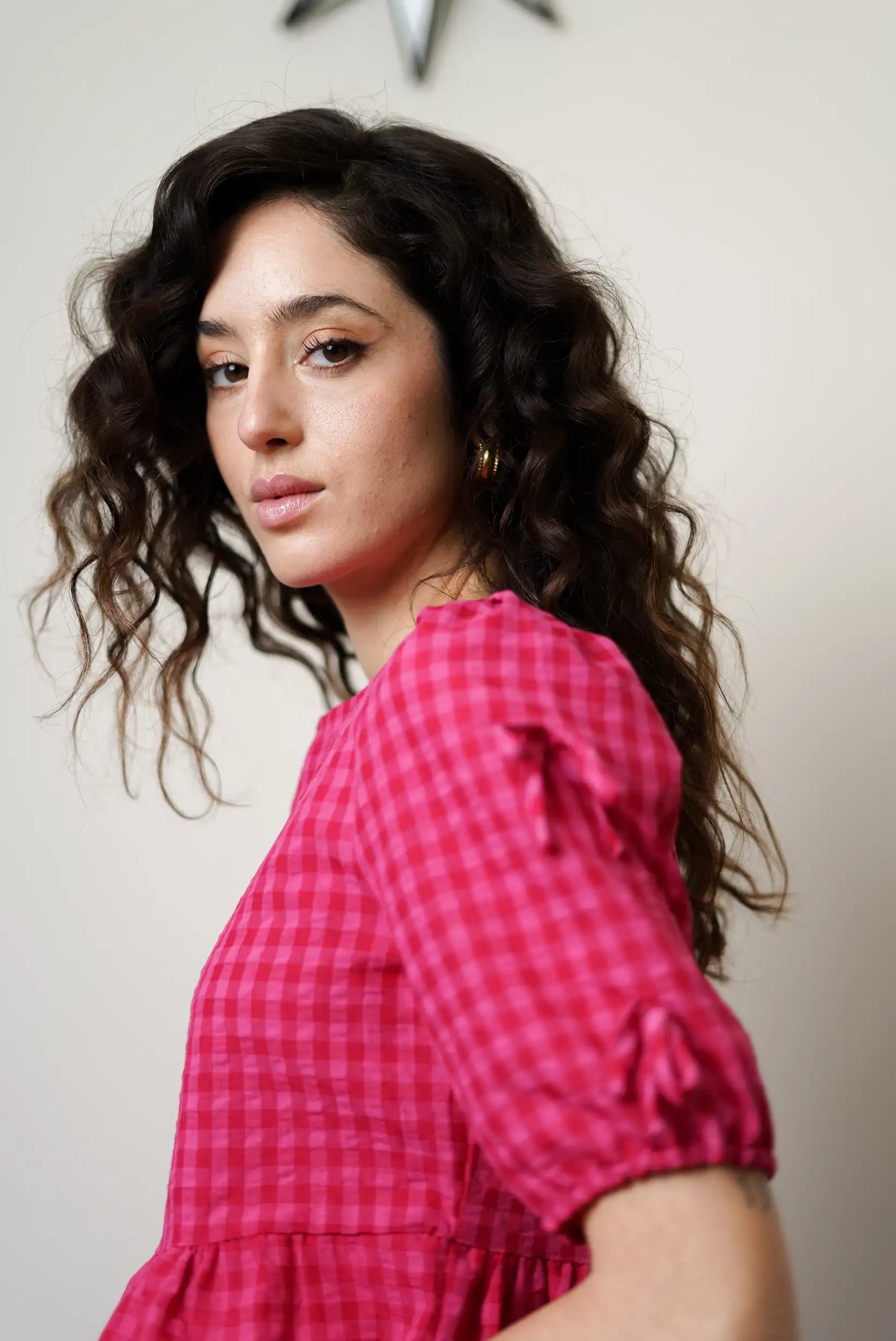 Mujer con blusa rosa de manga corta y cuadros, moda femenina casual y juvenil