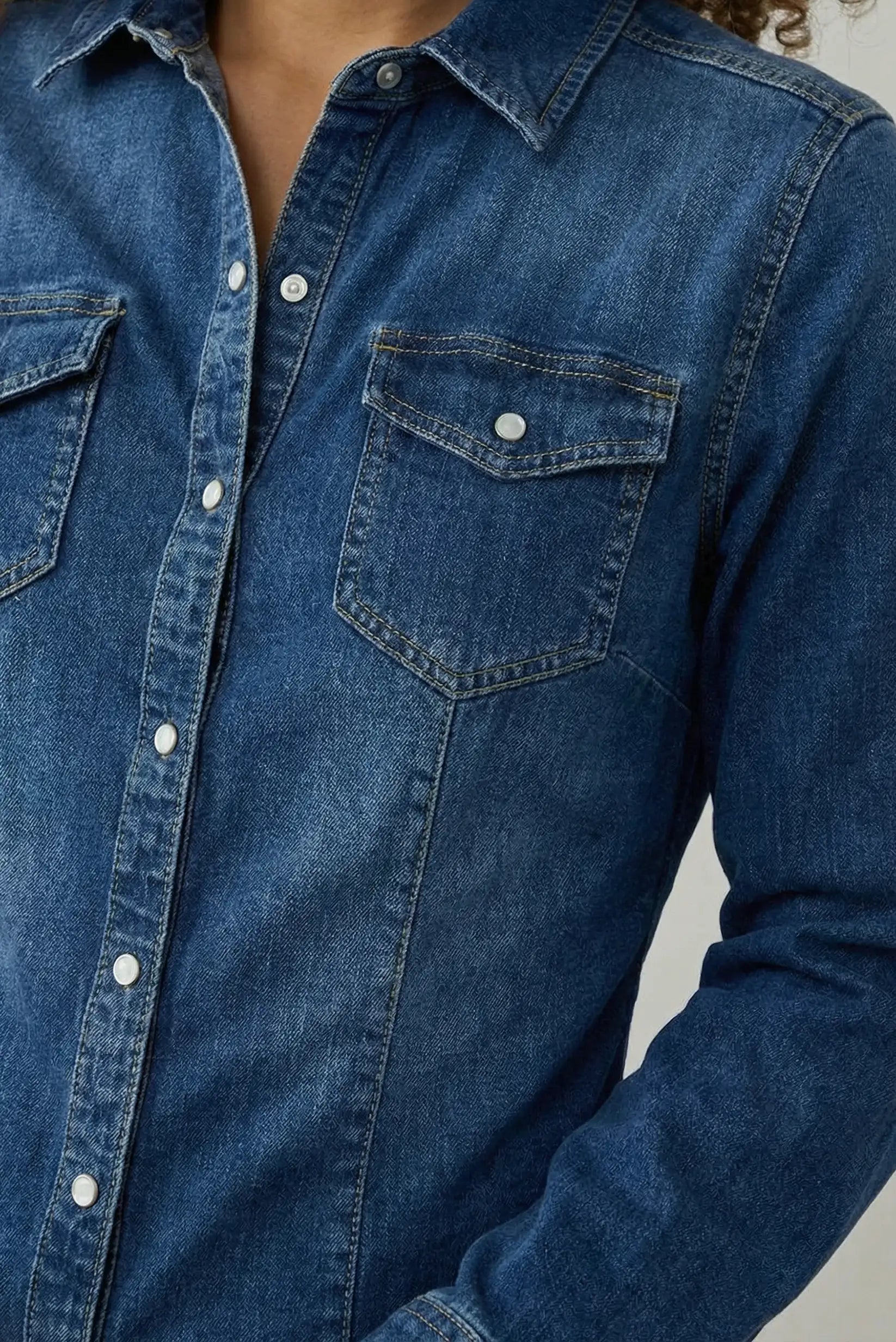 Camisa vaquera azul mujer CHICA del Sur, manga larga, bolsillos delanteros