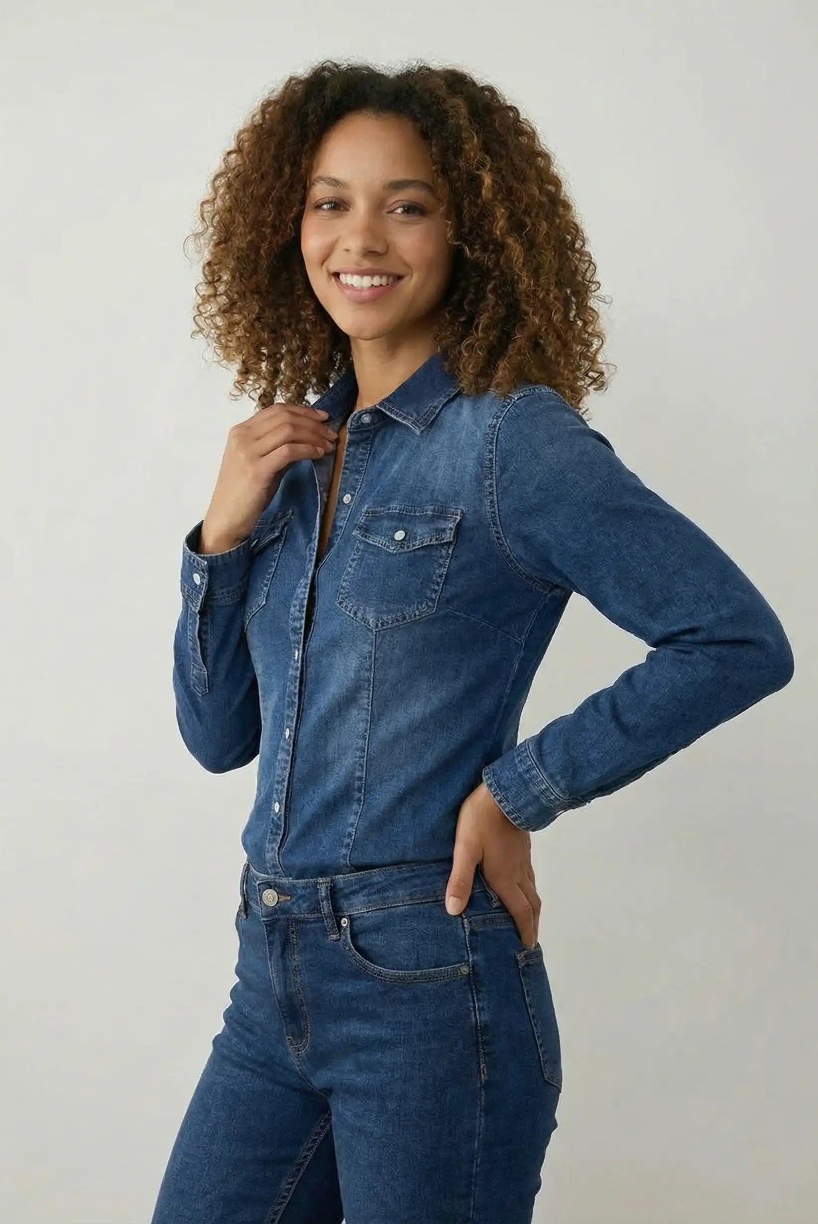 Mujer sonriente con camisa vaquera azul y pantalón denim, moda femenina CHICA del Sur