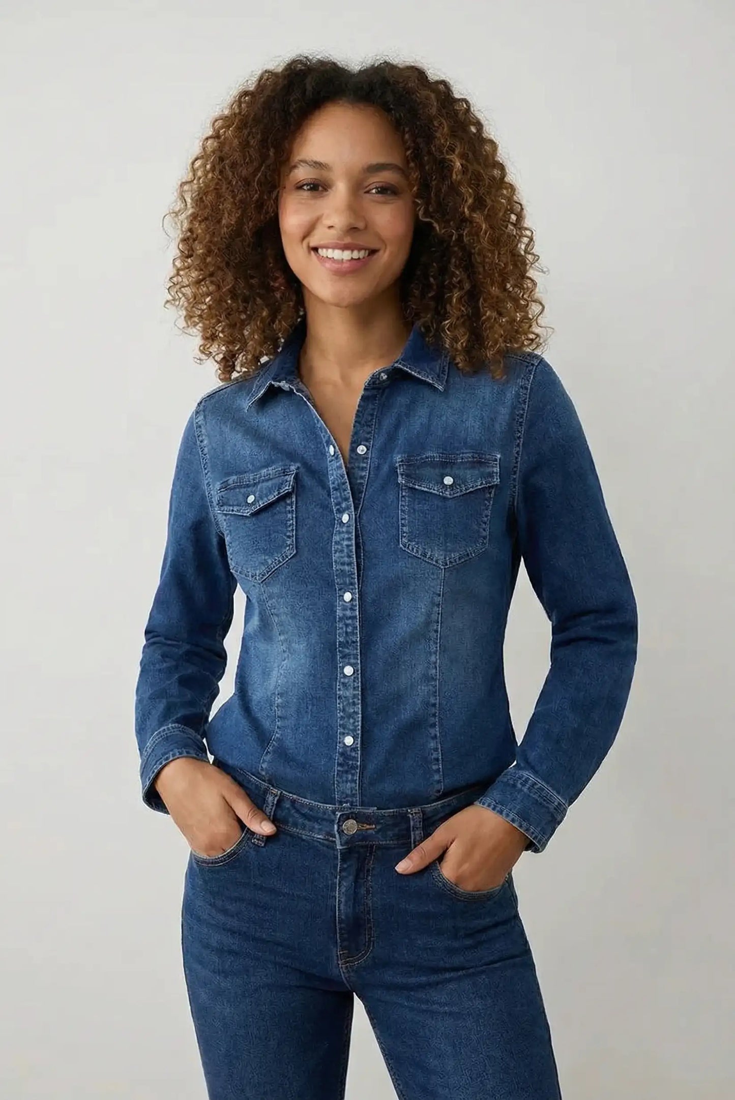 Mujer con camisa vaquera azul y jeans, moda casual CHICA del Sur