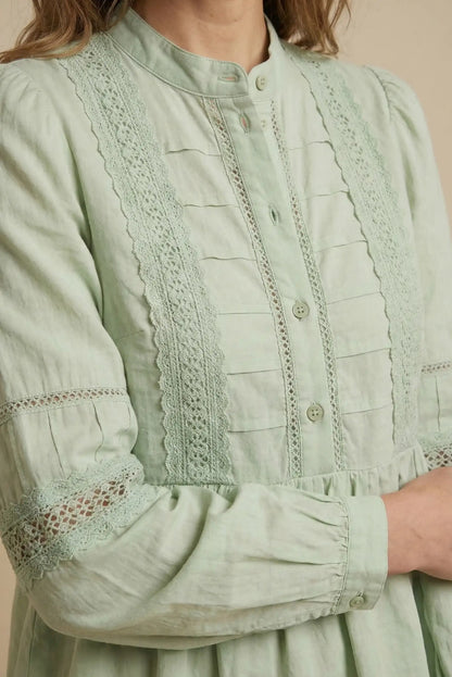 Camisa verde agua de mujer con encaje, manga larga y botones, estilo primavera elegante