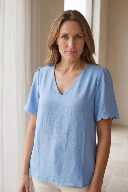 Camiseta azul mujer con cuello en V y mangas cortas onduladas, estilo casual y cómodo