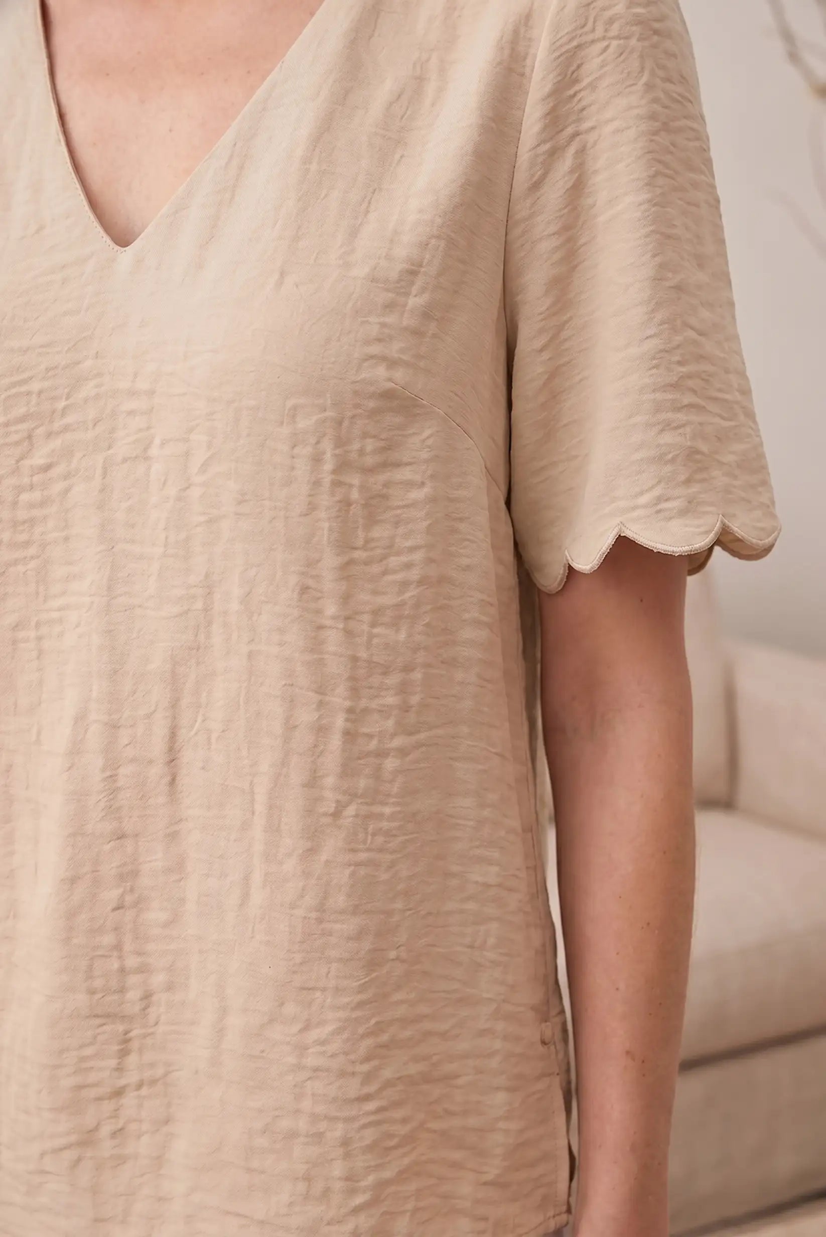 Camiseta mujer beige con cuello en V y manga corta con detalle ondulado, estilo casual cómodo