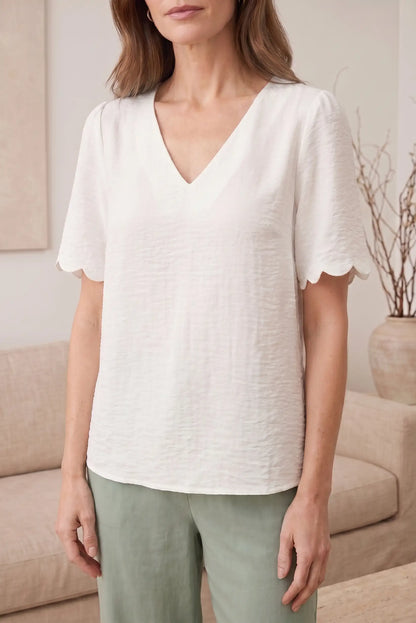 Camiseta blanca mujer cuello V manga corta con volante, estilo casual cómodo y elegante