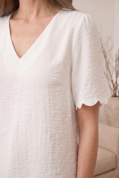 Camiseta blanca mujer con cuello en V y manga corta con detalle ondulado, estilo casual cómodo