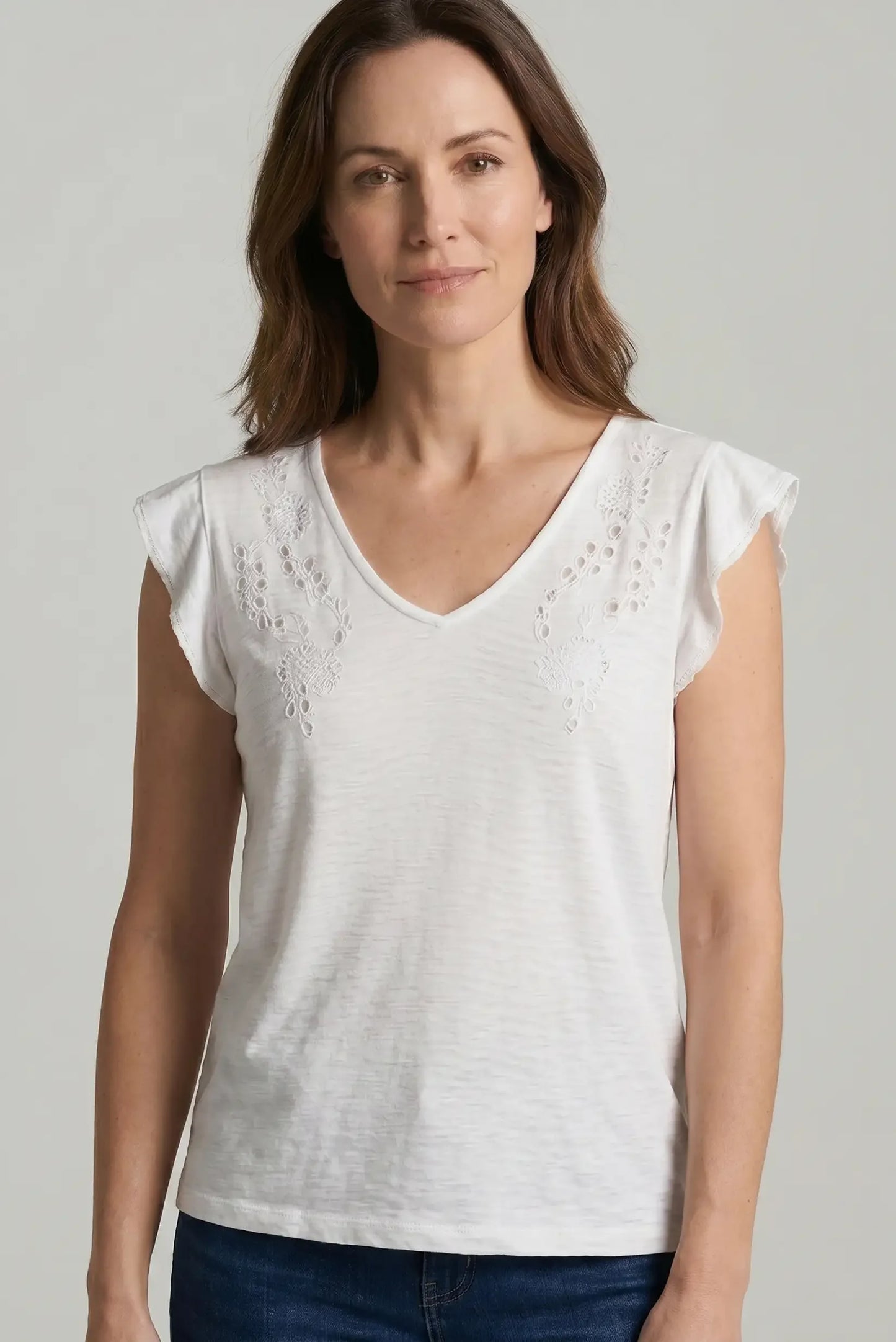 Camiseta blanca de mujer con bordado calado y cuello en V, estilo casual de primavera