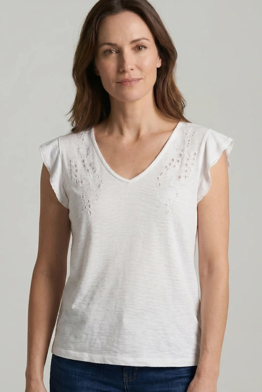 Camiseta blanca de mujer con bordado calado y cuello en V, estilo casual de primavera