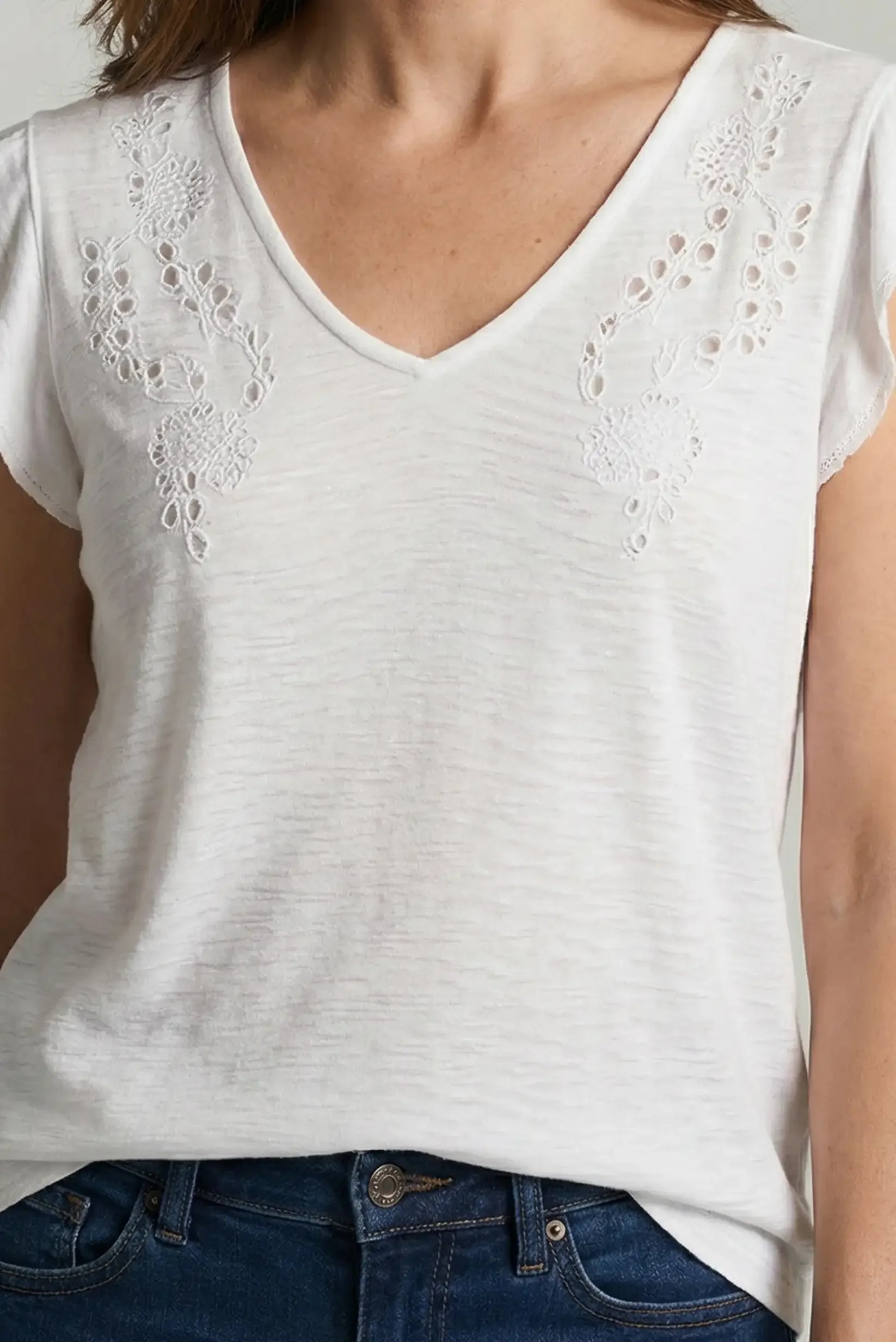 Camiseta blanca de mujer con calados florales y cuello en V, estilo casual primavera
