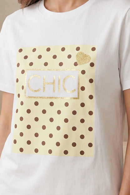 Camiseta de mujer blanca con estampado beige de lunares marrones y texto CHIC dorado.