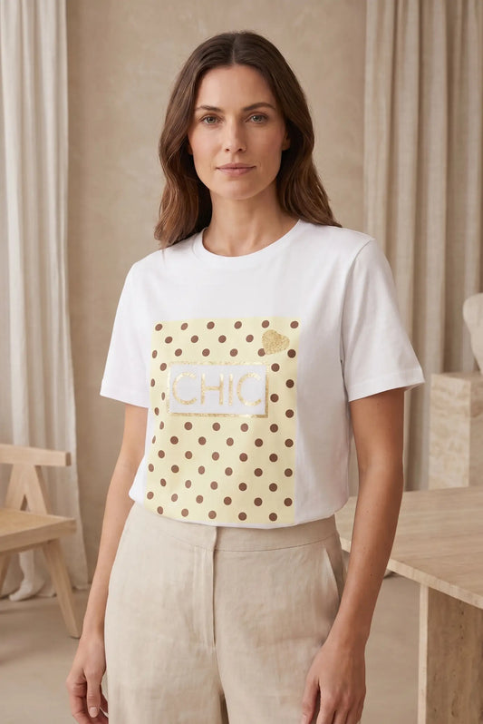 Mujer con camiseta blanca de manga corta, estampado de lunares beige y palabra CHIC dorada
