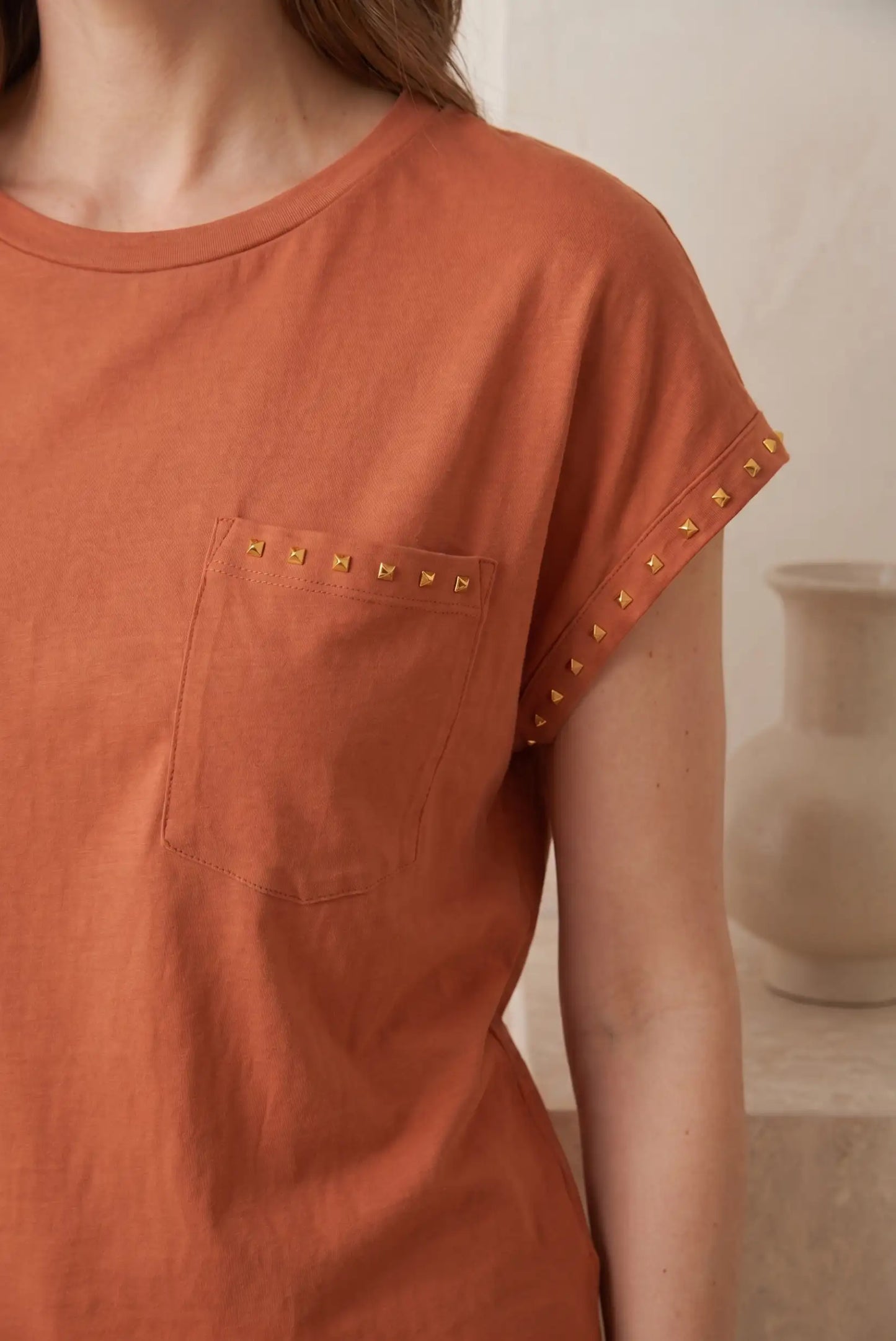 Camiseta Básica para Mujer con Tachas Decorativas