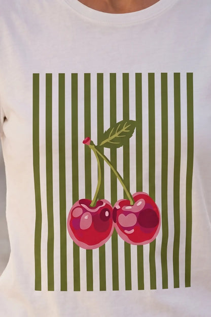 Camiseta blanca con estampado de cerezas rojas y rayas verdes, moda femenina casual y estilosa