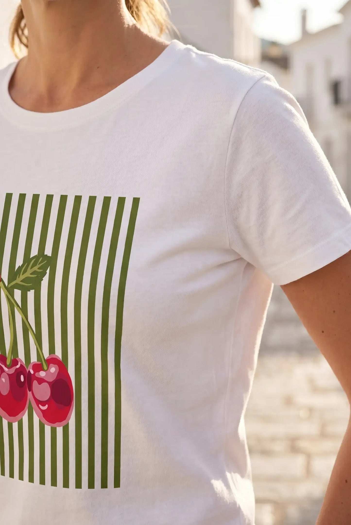 Camiseta blanca mujer con estampado de cerezas y rayas verdes, estilo casual y cómodo