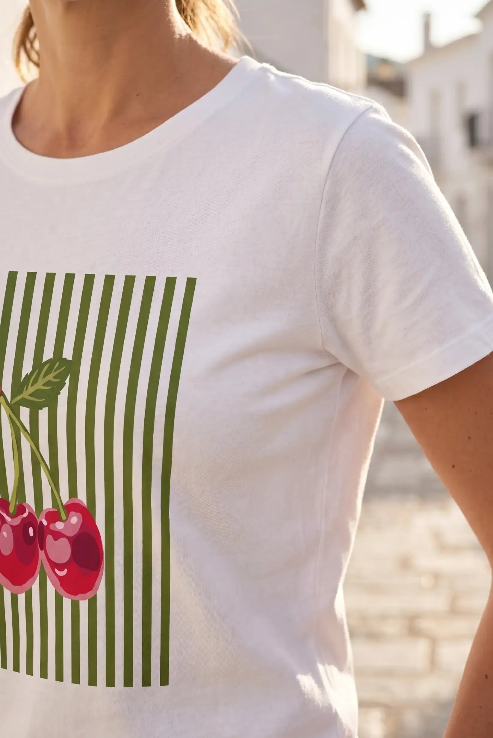 Camiseta blanca mujer con estampado de cerezas y rayas verdes, estilo casual y cómodo