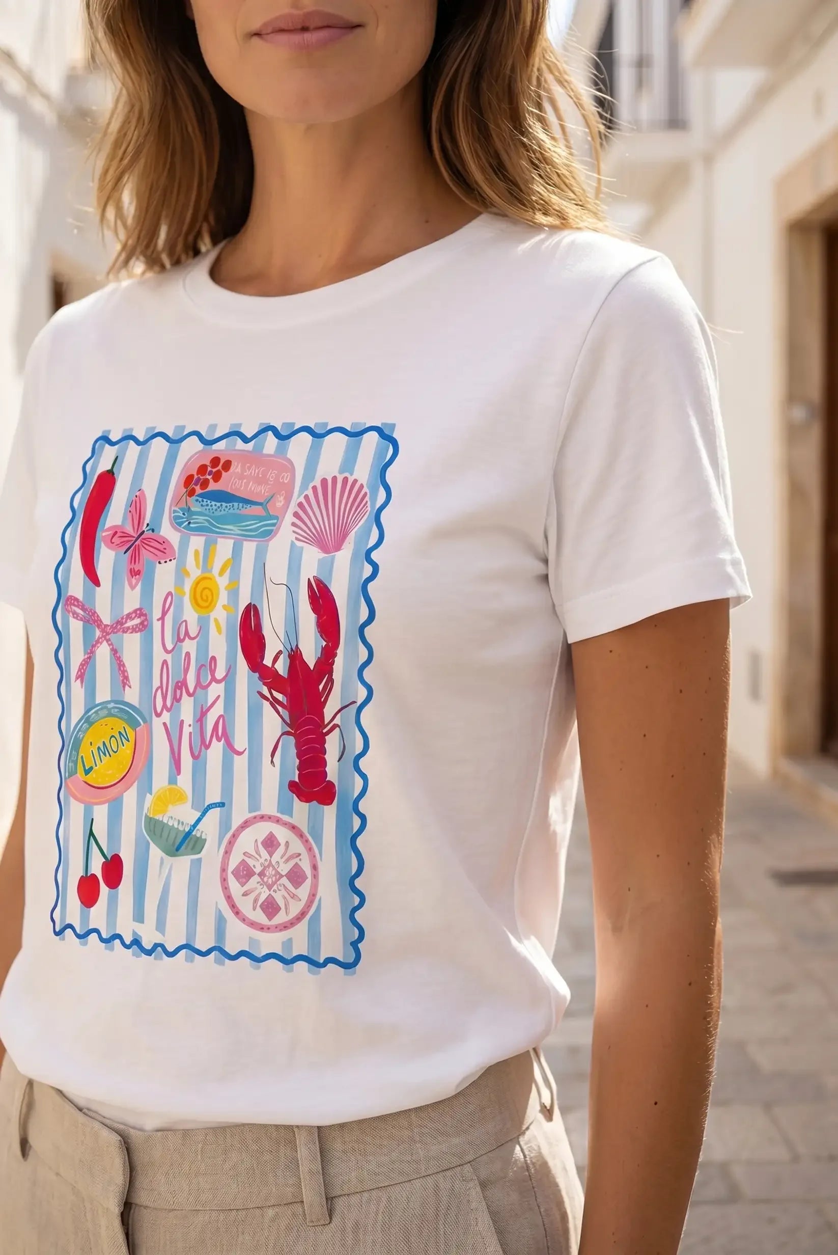 Camiseta blanca mujer con estampado veraniego 'la dolce vita', langosta, limón y mar, ideal para looks casuales y estilosos.