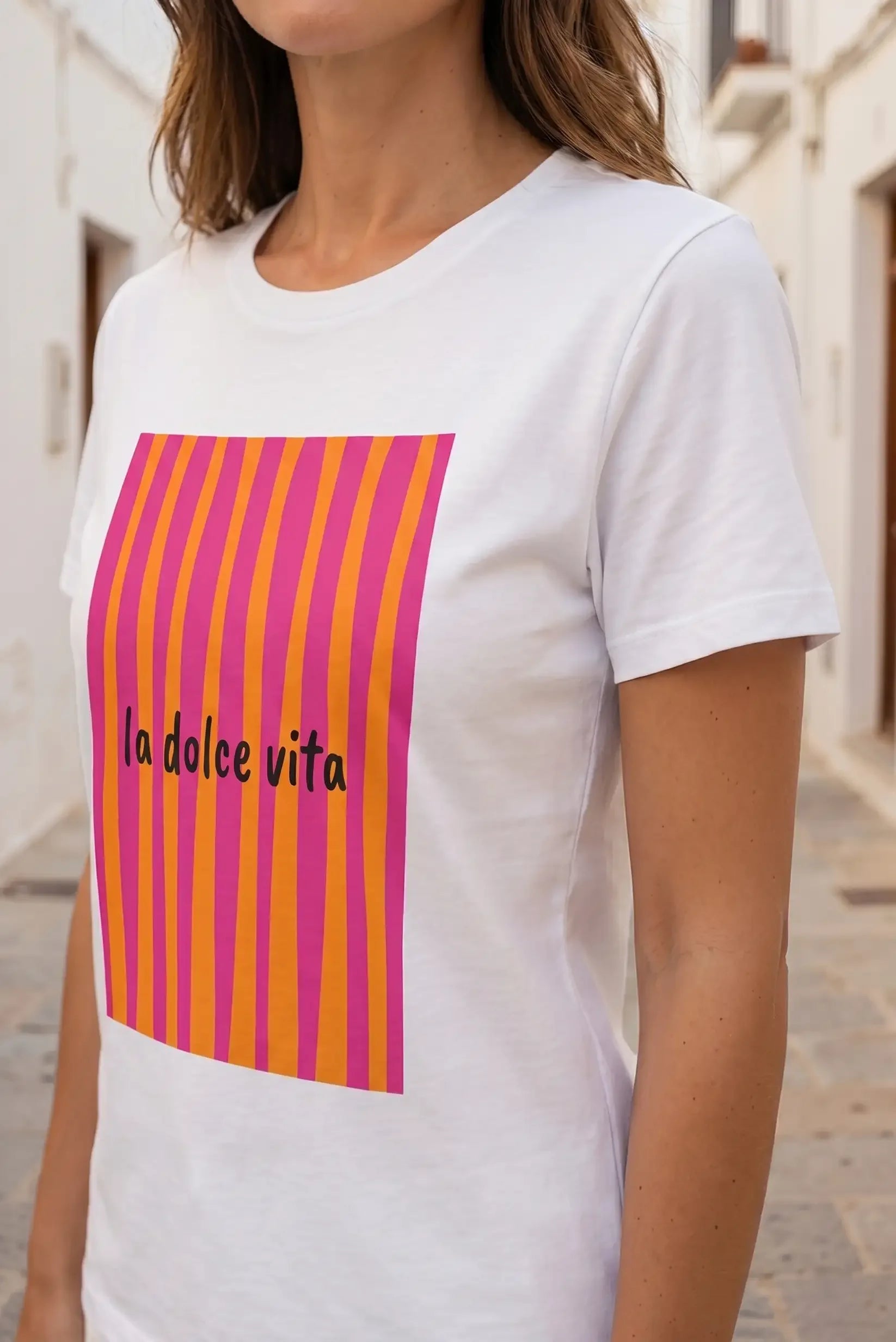 Camiseta blanca mujer con estampado 'la dolce vita' y rayas rosa naranja, moda casual estilosa