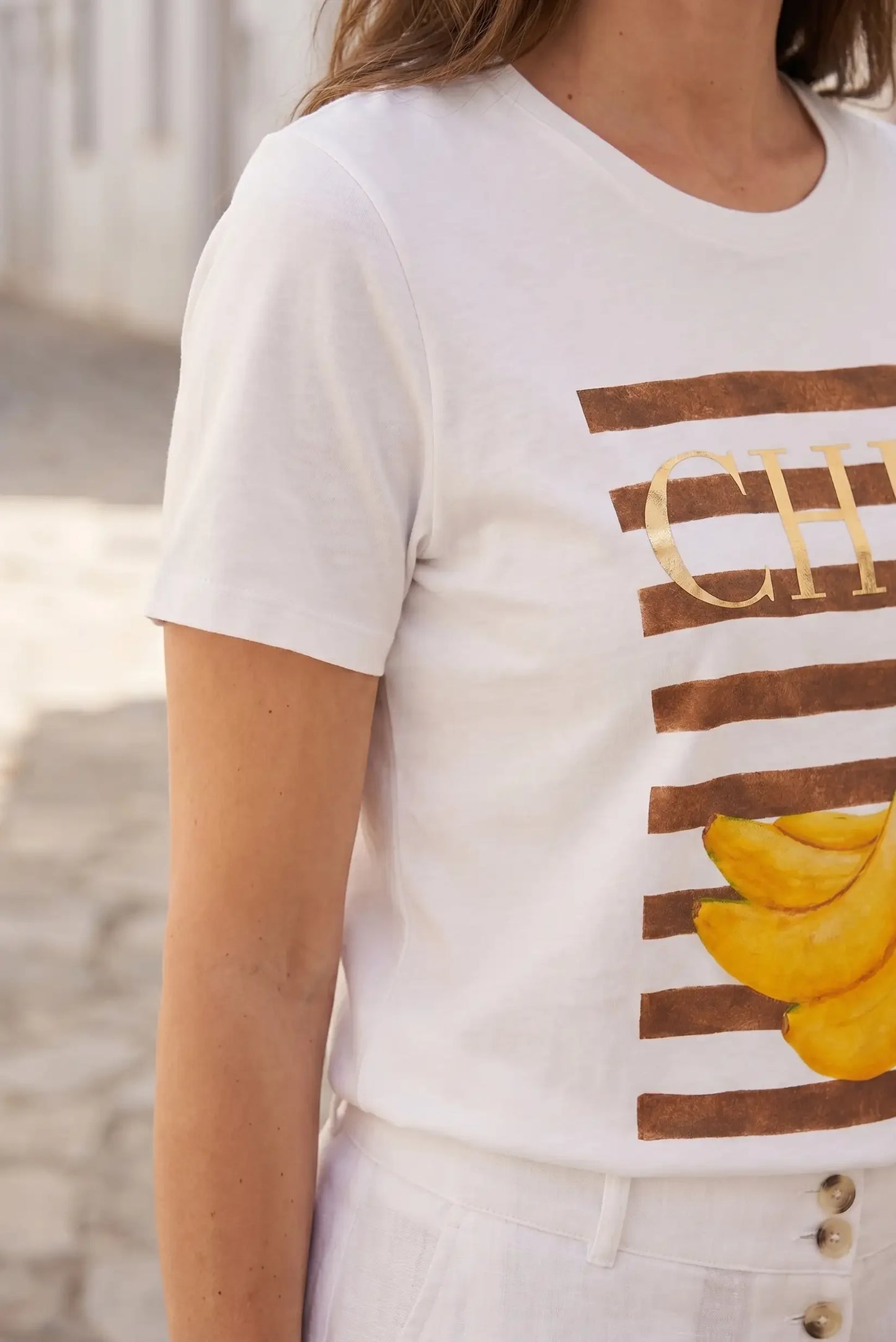 Camiseta blanca mujer con estampado de plátanos y letras doradas, estilo casual verano
