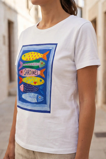 Camiseta blanca mujer con estampado de sardinas coloridas, moda casual y divertida para verano