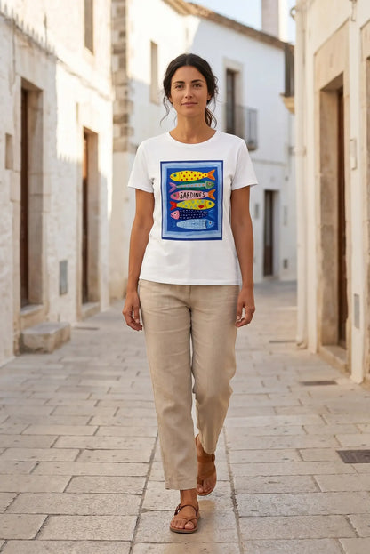 Camiseta blanca con estampado de sardinas coloridas, ideal para looks casuales y estilosos en calles mediterráneas