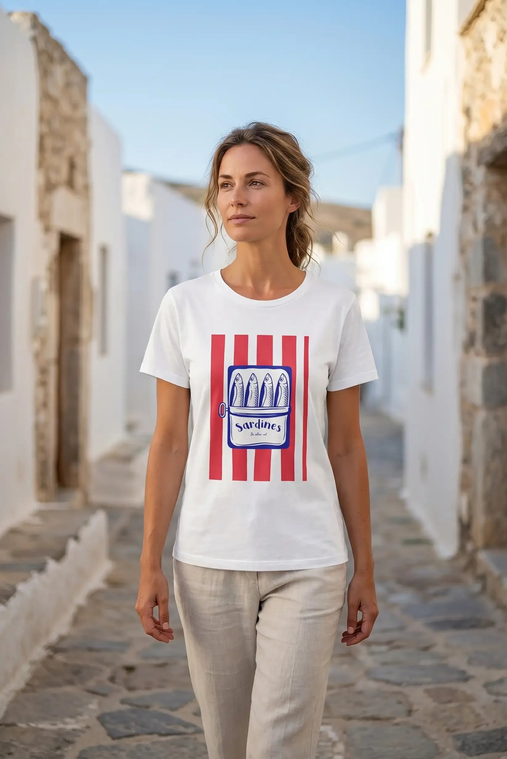 Camiseta blanca con estampado de sardinas y rayas rojas, ideal para looks casuales y estilosos en calles mediterráneas