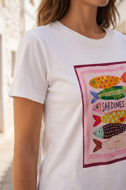 Camiseta blanca con estampado de sardinas coloridas, moda casual femenina y divertida